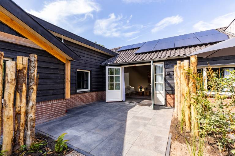 Spacious 6-person home with a private hot tub in the garden. Stylish, single-floor layout with all modern comforts. — photo 4