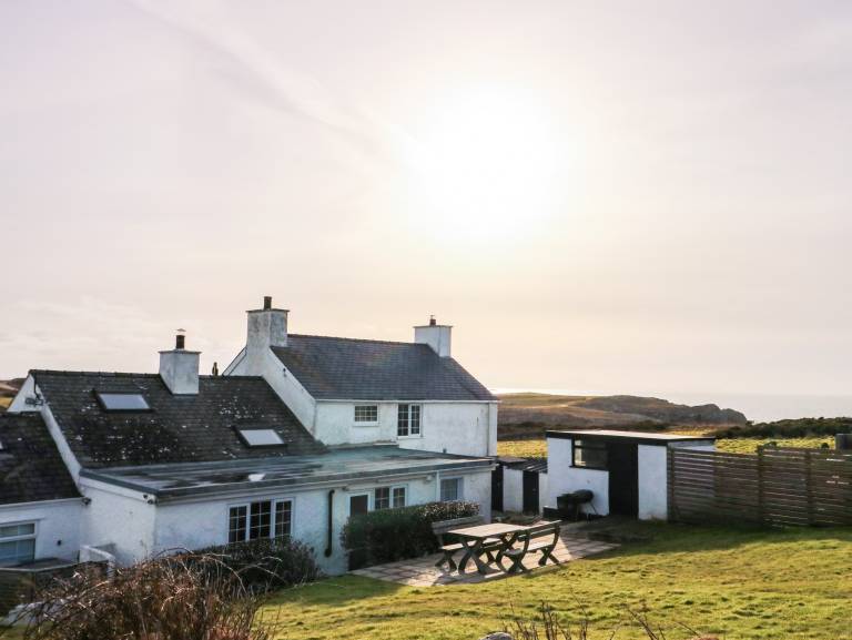 Child-friendly wonderful cottage with yard | Beach view | Next to the beach | Pet-friendly in Holyhead