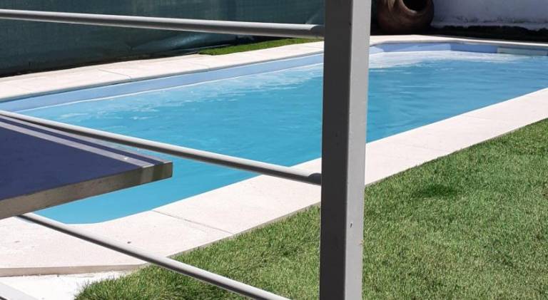 Holiday apartment with pool in Almada