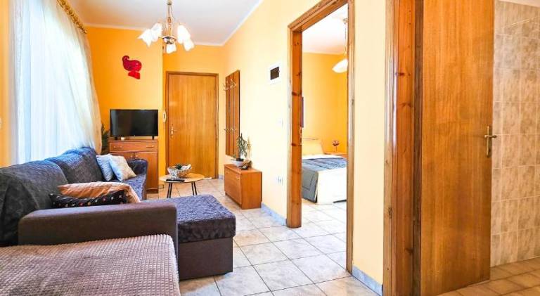 Apartment with patio — photo 2