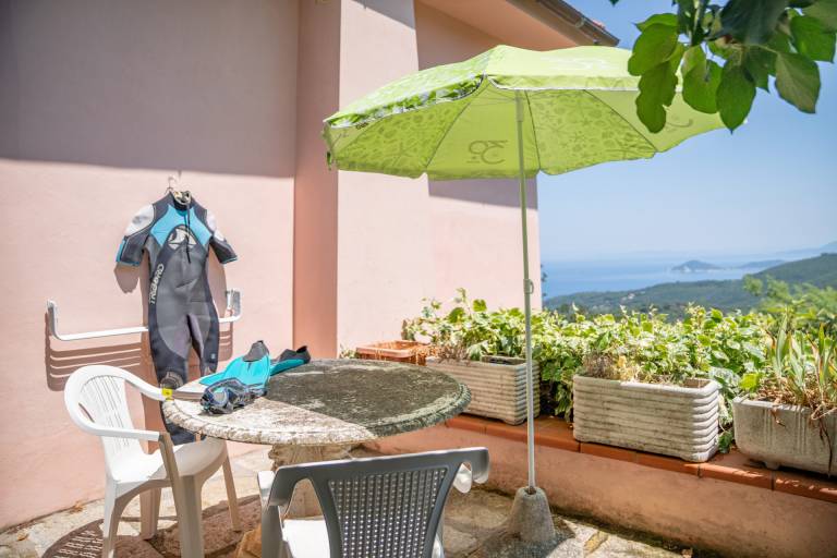 Rental apartment with yard | Mountain view in Marciana Marina