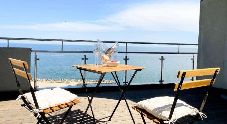 Serviced apartment with terrace & yard — photo 3