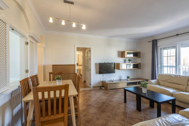 Fully equipped ample rental apartment with patio, yard & pool | Close to the beach | Dogs allowed — photo 3