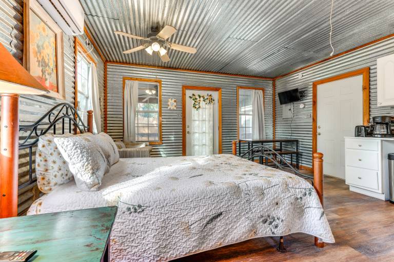 Cozy Couple's Cottage w/ View Near Canyon Lake! — photo 4