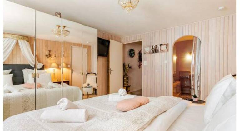 Chambre d'hote Rose avec petit dejeuner Sauna et Jacuzzi en option in Sarlat-la-Canéda