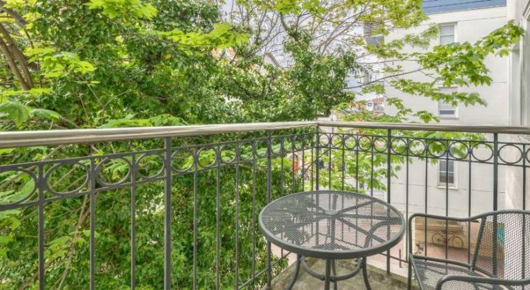 Apartment with terrace — photo 4