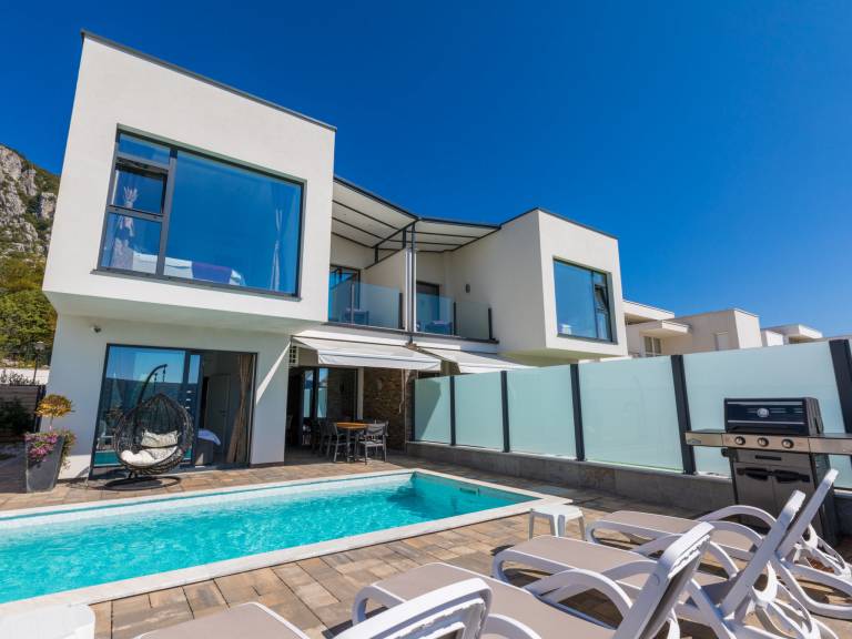Fully equipped ample vacation home with barbeque, garden & pool | Sea view | Pets are welcome in Crikvenica