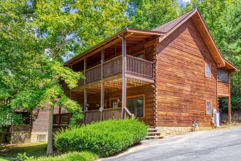 Cabin with private pool in Pigeon Forge, TN