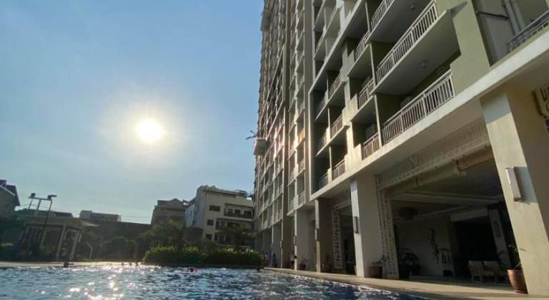 Serviced apartment with terrace, yard & pool — photo 3