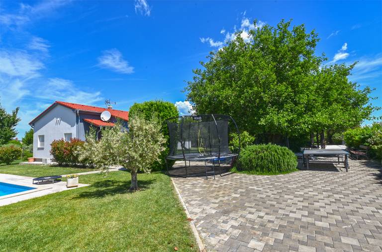 Vacation home with heated pool, patio & grill in Medulin