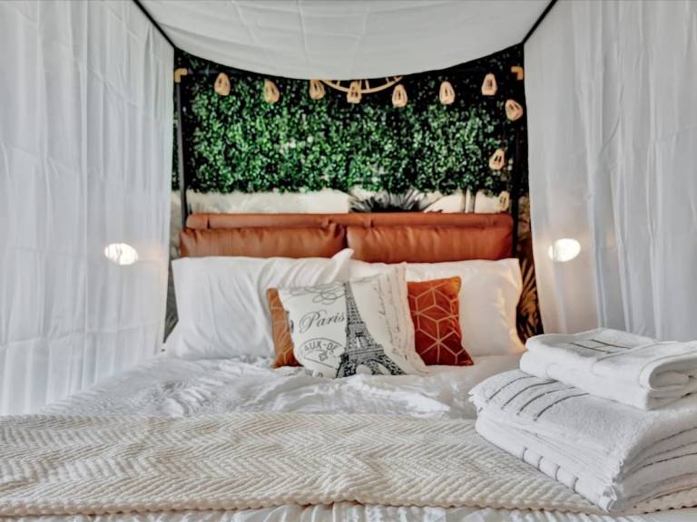 Hemingways Waterfront & Beach Access Heated Pool