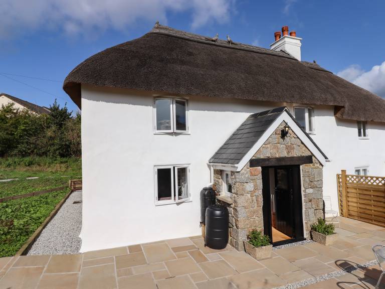 Cottage with garden — photo 2