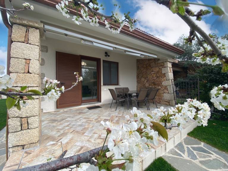 Vacation home with grill, terrace & yard | Garden view — photo 4