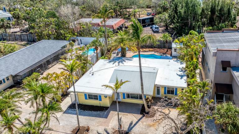 Vacation home with private pool & barbecue — photo 4
