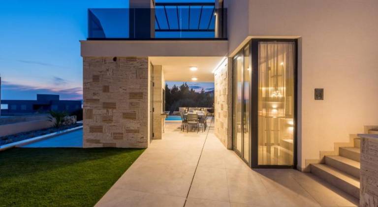 Villa with pool — photo 4