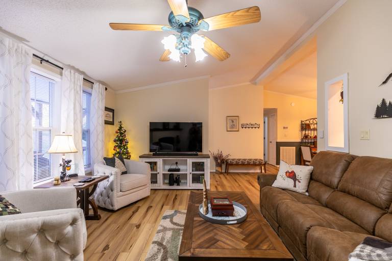 Children-friendly charming vacation home with hot tub & grill | Mountain view | Pet-friendly — photo 3