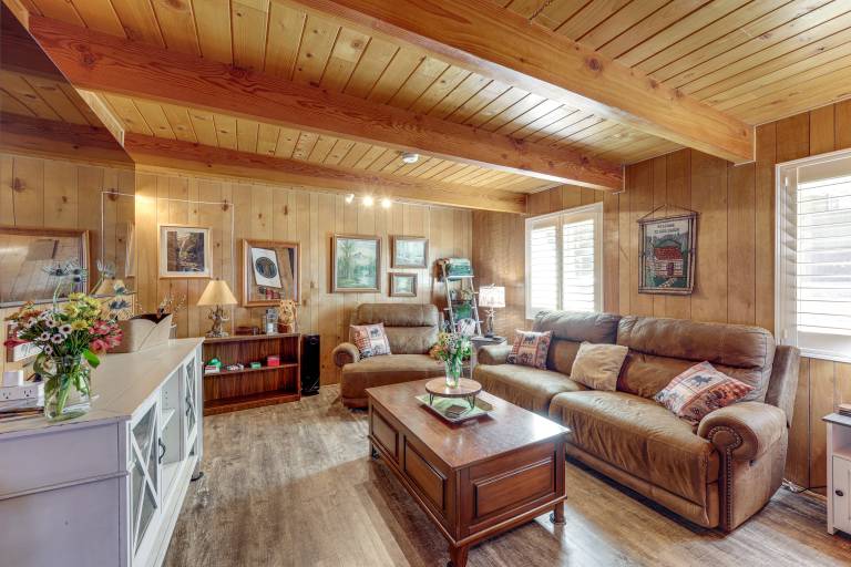 1 Mi to Big Bear Mtn! Pet-Friendly, Walkable Cabin — photo 5