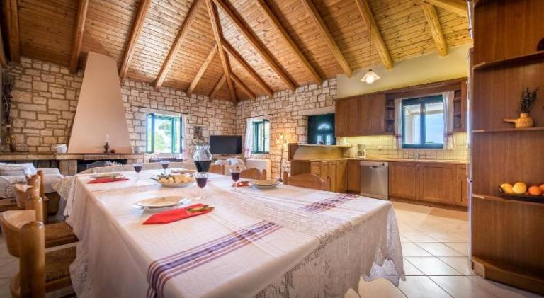 Villa with barbecue, patio & yard — photo 3