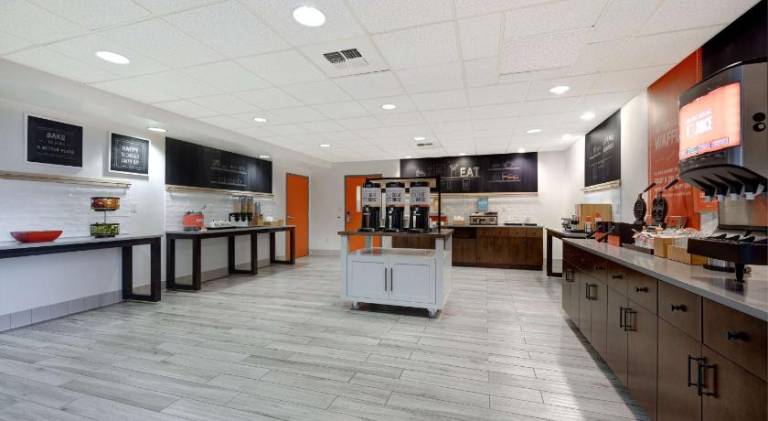 Hampton Inn & Suites Tulare — photo 4