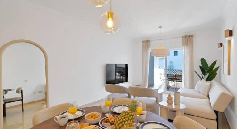 Apartment with pool — photo 2