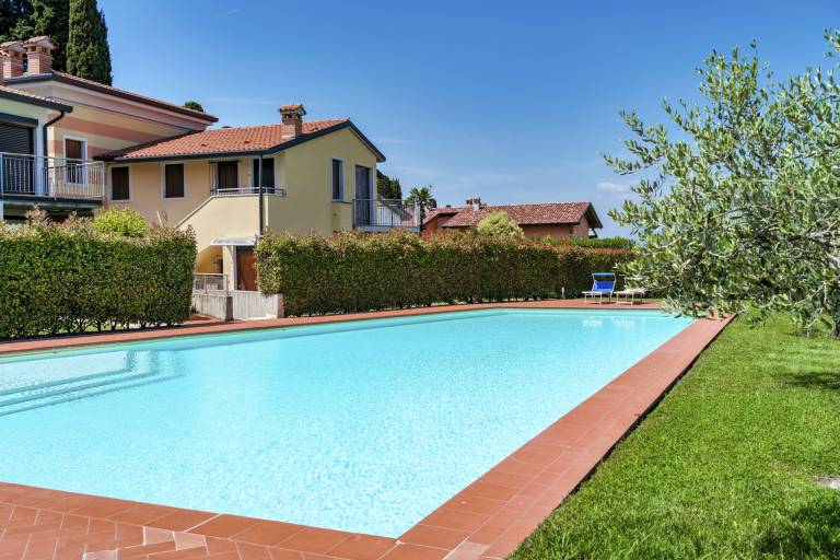 Rental apartment with pool, yard & terrace — photo 2