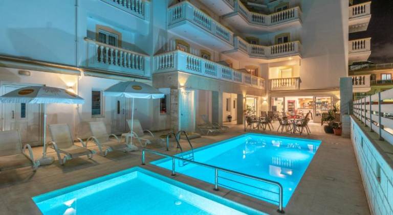 Serviced apartment with pool & patio | Next to the beach | Pet-friendly in Hersonissos