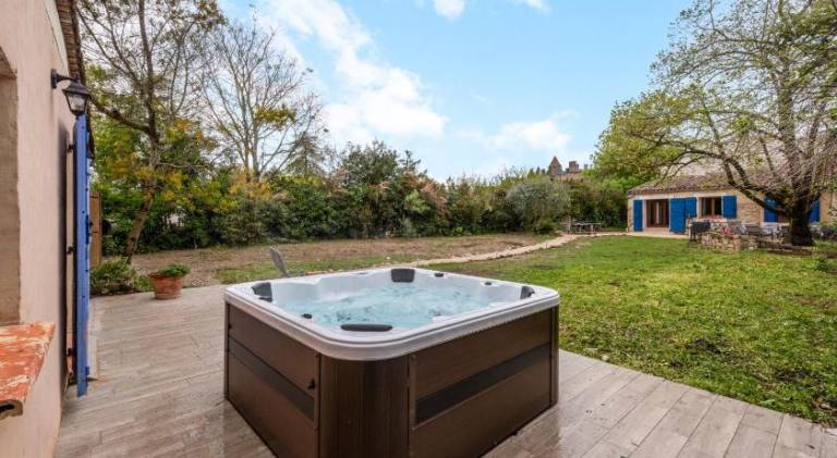 Villa with jacuzzi — photo 3