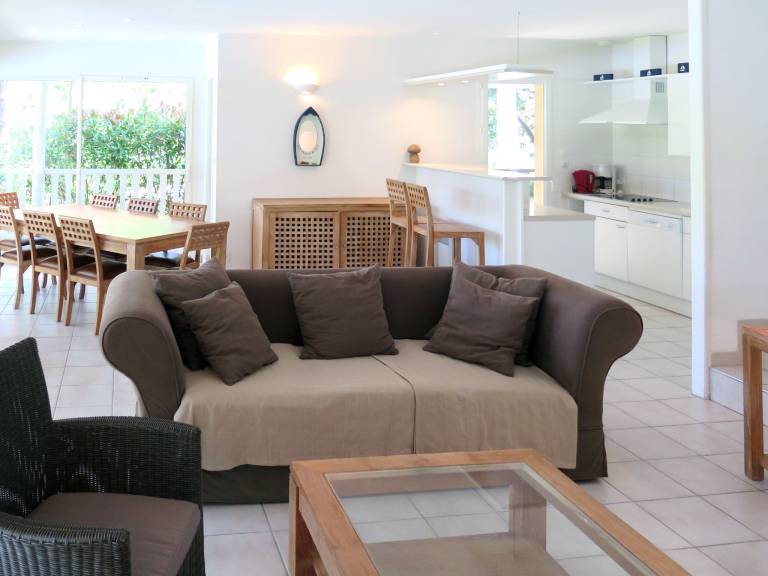 Fully equipped vacation home with patio, private pool & BBQ | Pet-friendly — photo 2