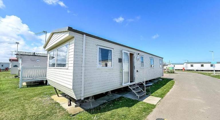 Superb 8 Berth Caravan At California Cliffs, Near Scratby Beach Ref 50006G in Great Yarmouth