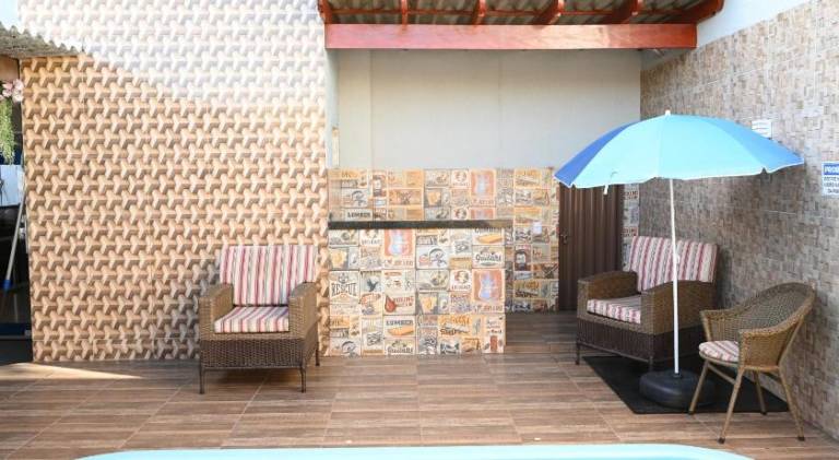 House with pool — photo 3