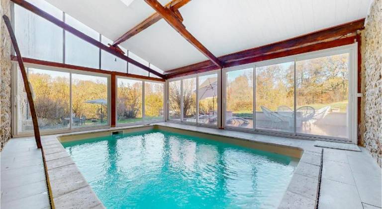 House with hot tub & pool in Gueret