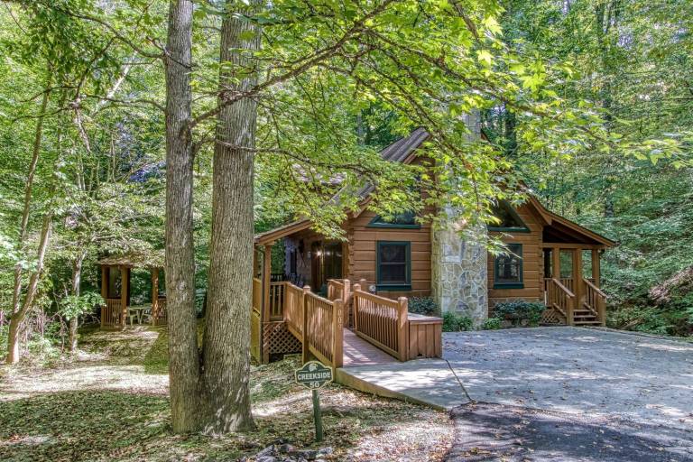 Cabin with private pool in Pigeon Forge, TN