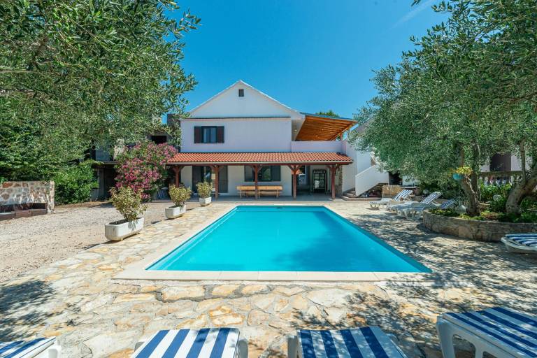 House with pool, BBQ & jacuzzi — photo 5