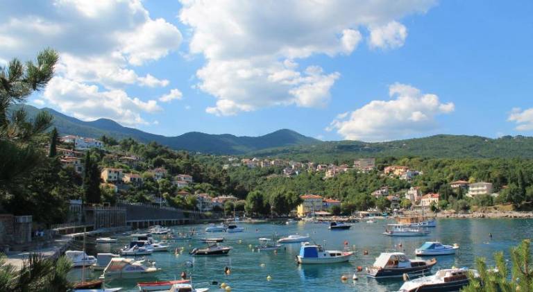 Holiday apartment with barbeque, patio & yard in Lovran