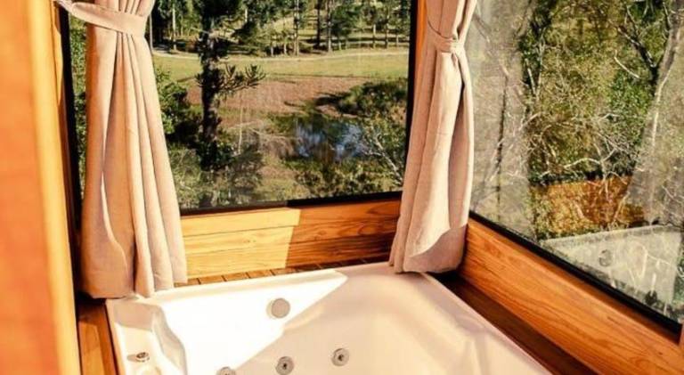 Lodge with jacuzzi & yard in Urubici