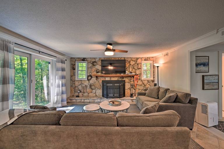 Chic House w/ Private Dock on Lake Hartwell! — photo 2
