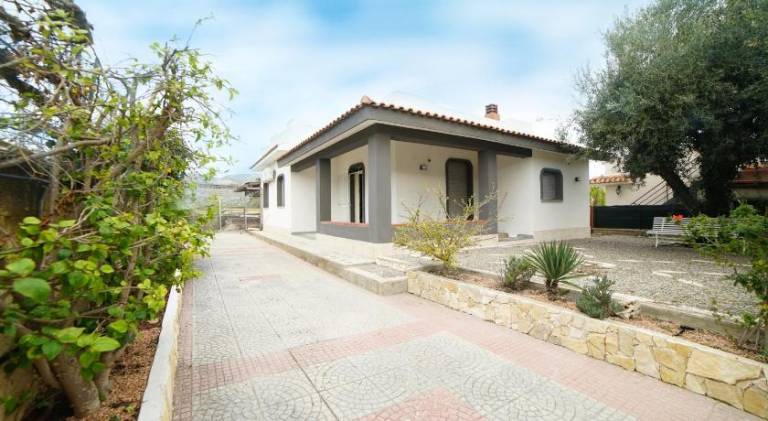 Villa with 3 rooms for 6 persons in Avola
