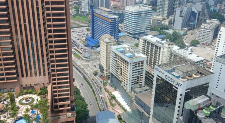 Charming serviced apartment with BBQ, pool & yard | Close to Jalan Alor | Pets allowed — photo 5