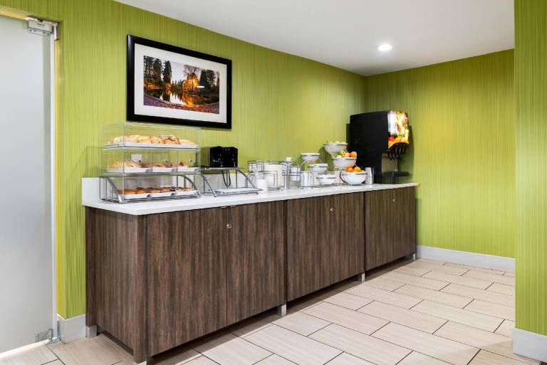 Comfort Inn & Suites Tigard near Washington Square — photo 4