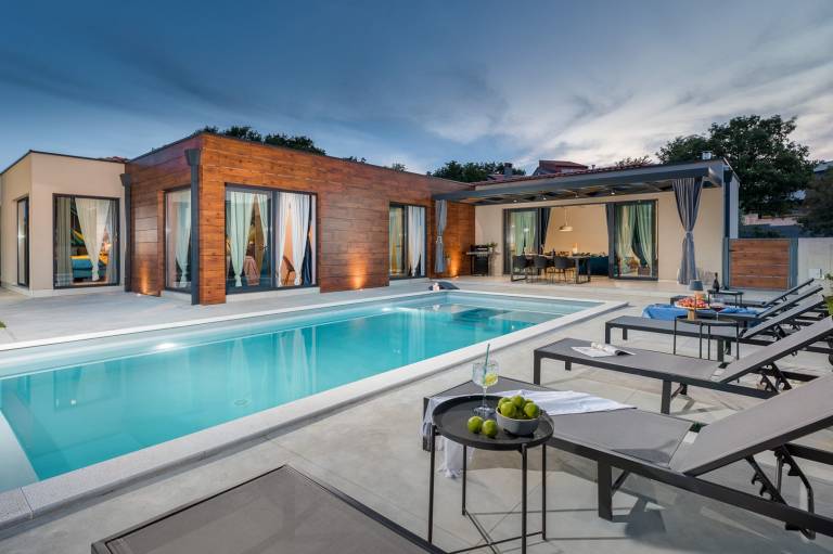 Villa with BBQ, patio & jacuzzi — photo 3