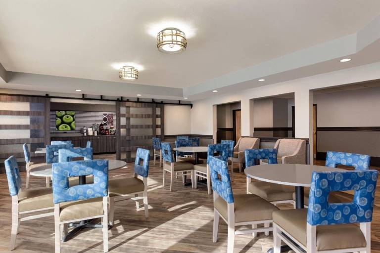 La Quinta Inn & Suites by Wyndham Fairbanks Airport — photo 4