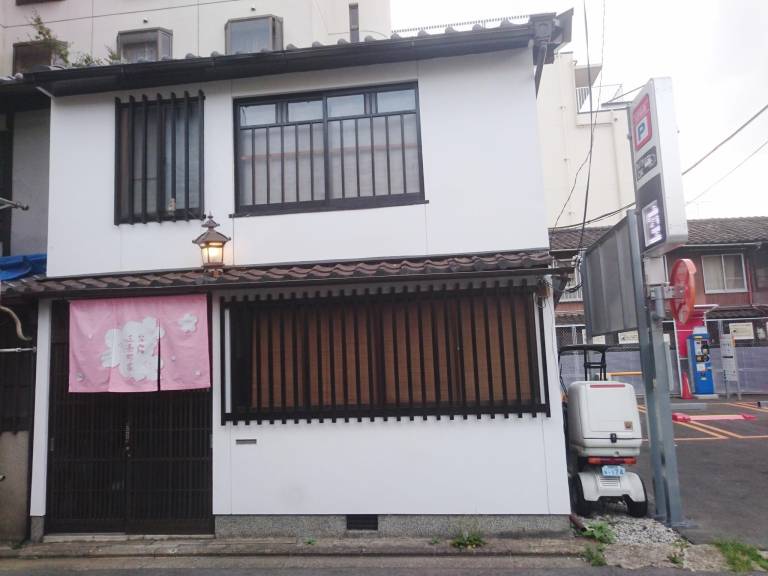 Vacation home with jacuzzi & terrace | Next to Ponto-chō | Perfect for remote work in Kyoto
