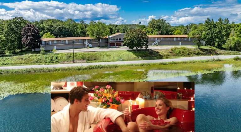 Vacation home with hot tub in Indiana