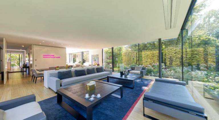 Villa with pool — photo 4