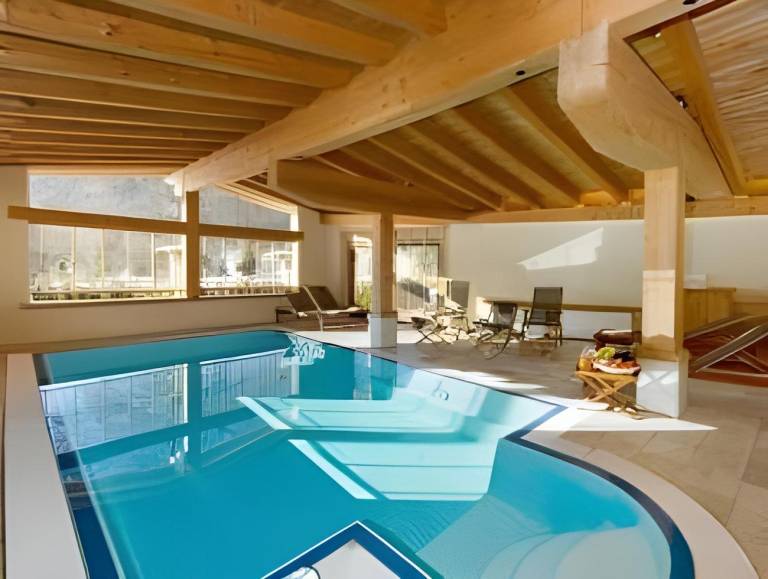 Serviced apartment with terrace, pool & garden | Pets allowed in See