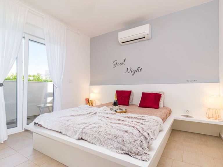 Fully equipped vacation home with jacuzzi, patio & private pool | Sea view | Dogs allowed — photo 4