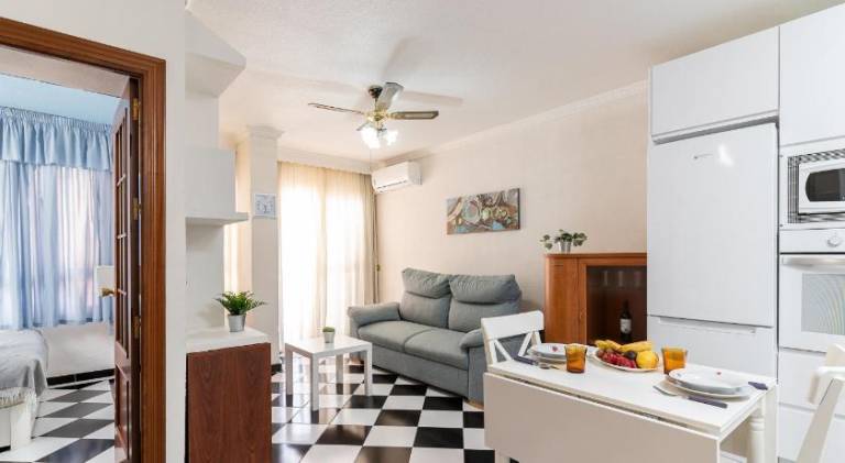 Apartment with patio & private pool in Torremolinos