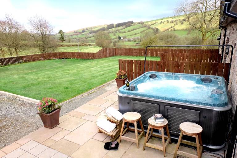 Incredible Spacious Multi-Unit Rental for an Unforgettable Large Group Getaway in the Countryside of Brecon, Wales — photo 3