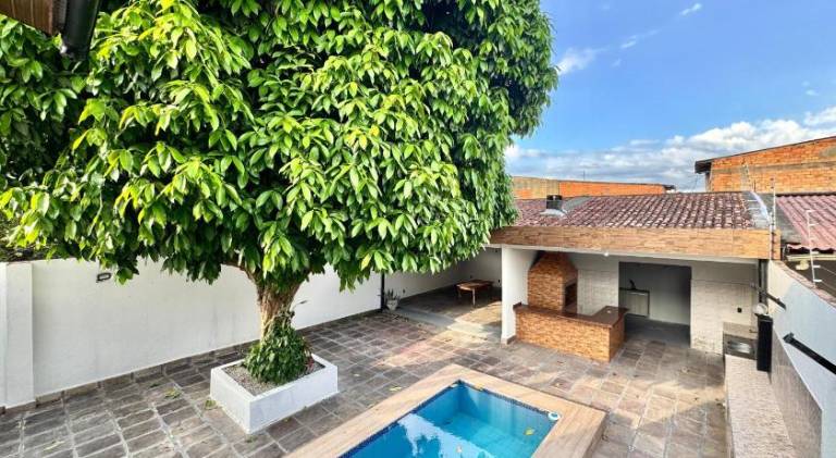 Vacation home with pool in Belém