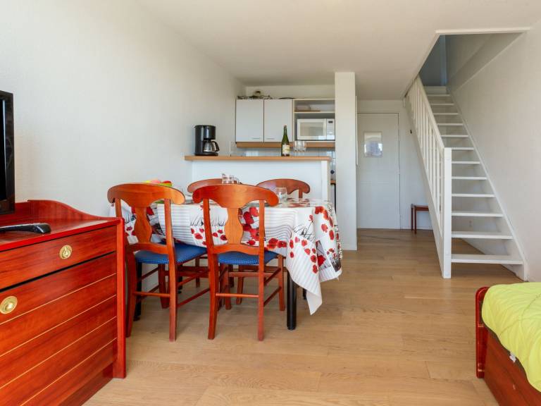 Rental apartment with yard, patio & pool — photo 2